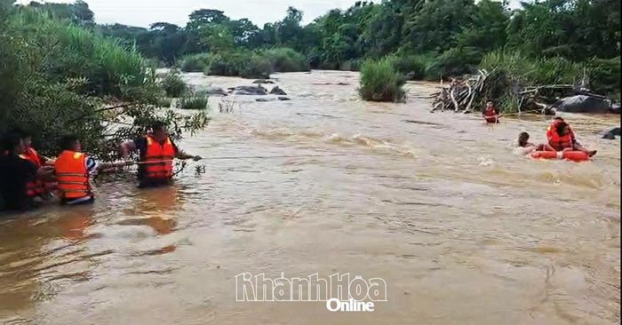 Lực lượng cứu hộ sử dụng dây thừng, bè cứu sinh đưa cháu bé vào bờ an toàn.
