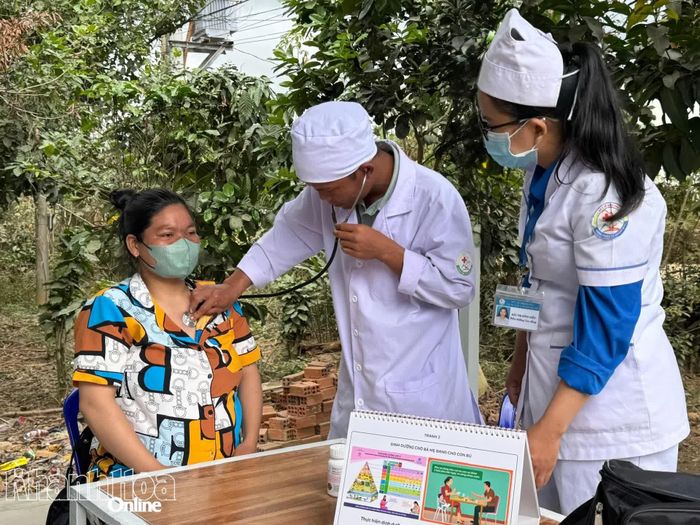 Cán bộ y tế Trung tâm Y tế khu vực Khánh Sơn kiểm tra sức khỏe cho sản phụ.