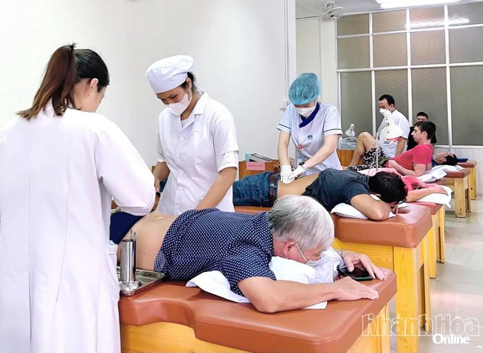 Điều trị bệnh bằng đông y cho người dân và du khách tại Bệnh viện 22-12.