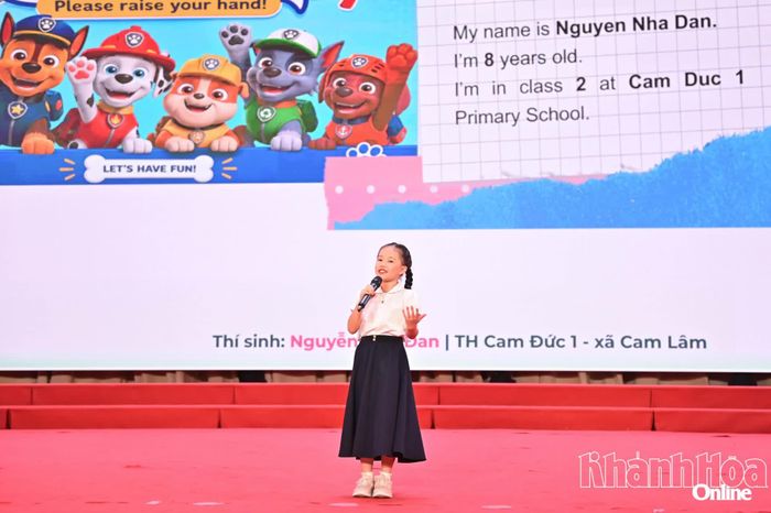 Thí sinh thi thuyết trình bằng tiếng Anh.