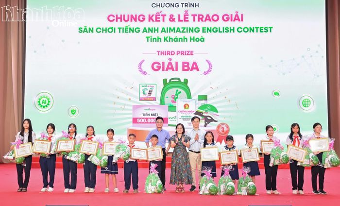 Ban tổ chức trao giải ba cho các thí sinh.