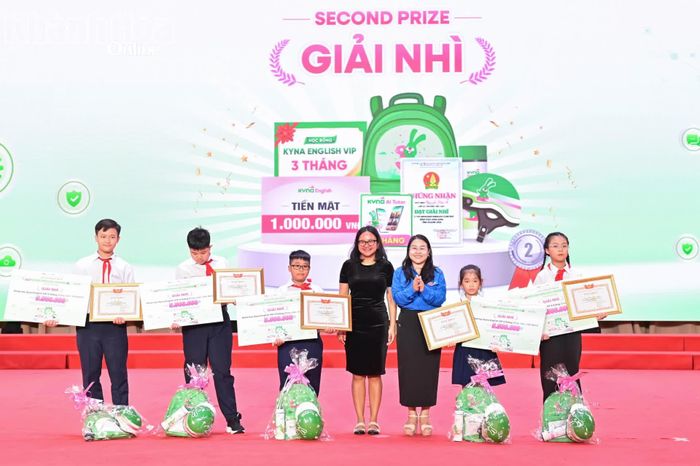 Ban tổ chức trao giải nhì cho các thí sinh.