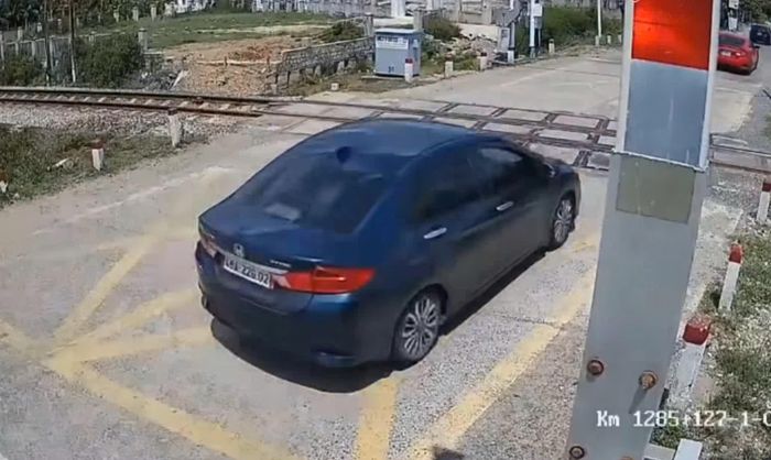 Xe ô tô do bà L. điều khiển vượt đường sắt khi đèn tín hiệu đã bật đỏ.