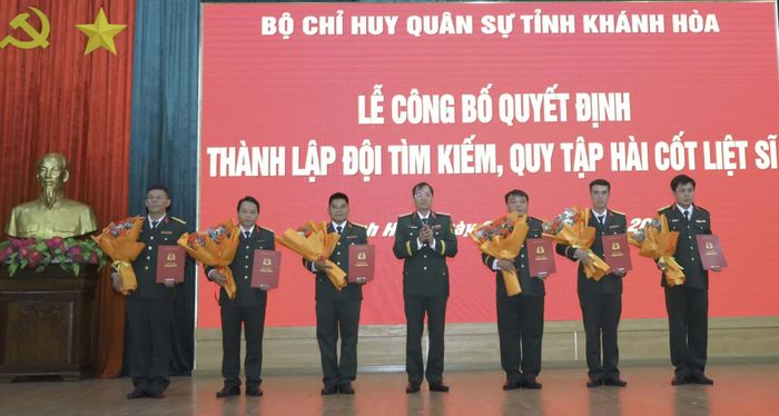 Thiếu tướng Lương Đình Chung trao quyết định của Bộ Quốc phòng cho Đội tìm kiếm, quy tập hài cốt liệt sĩ (lâm thời) thuộc Bộ Chỉ huy Quân sự tỉnh Khánh Hòa.