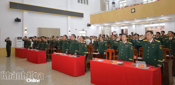 Các đại biểu thực hiện nghi lễ chào cờ.
