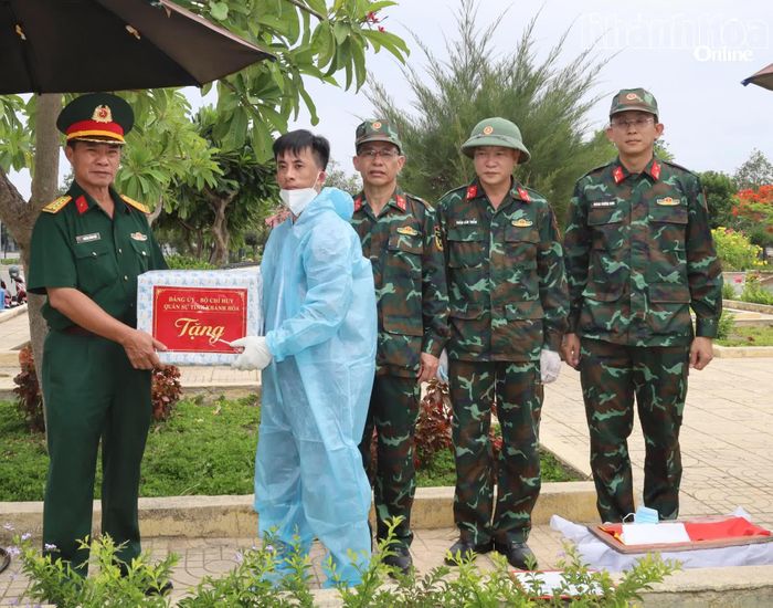 Đại tá Trương Thành Việt tặng quà cho lực lượng lấy mẫu sinh phẩm hài cốt liệt sĩ.