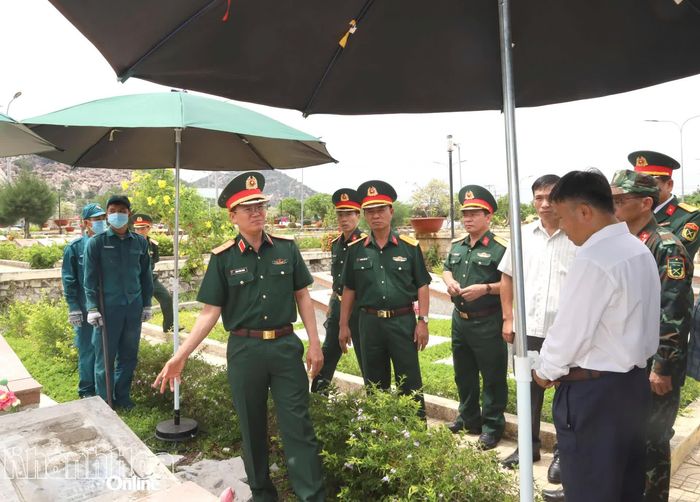 Đoàn công tác kiểm tra công tác lấy mẫu sinh phẩm hài cốt liệt sĩ tại Nghĩa trang liệt sĩ Ninh Thuận.