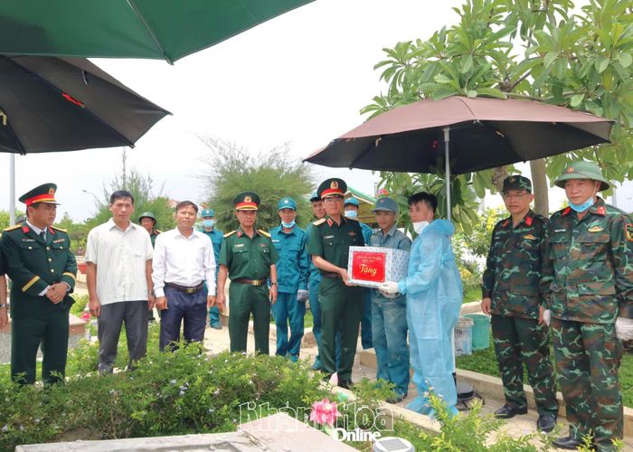 Thiếu tướng Lương Đình Chung tặng quà cho lực lượng làm nhiệm vụ lấy mẫu sinh phẩm hài cốt liệt sĩ.