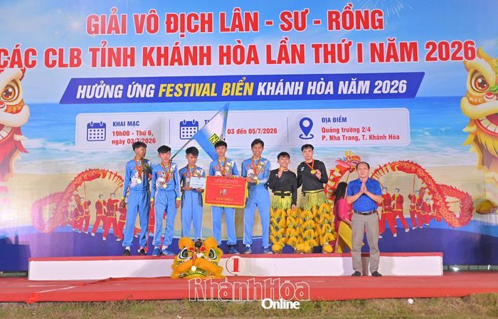 Ban tổ chức trao giải nhất phần thi Lân lên mai hoa thung cho đội phường Nha Trang.
