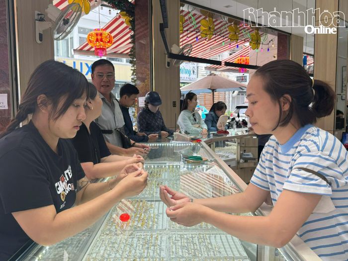 Hoạt động kinh doanh tại một tiệm vàng trên địa bàn khu vực Nha Trang.