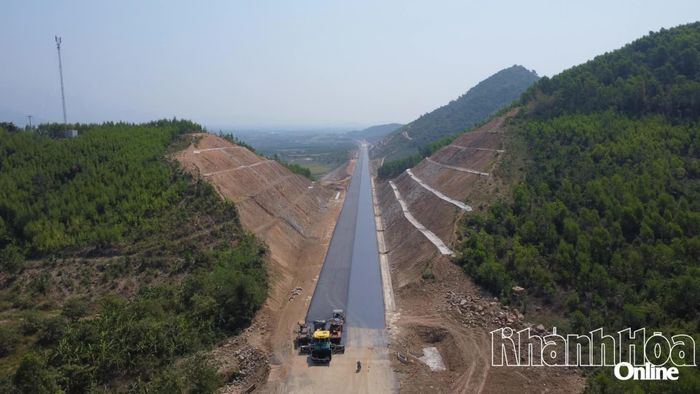 Dự án Đường bộ cao tốc Khánh Hòa - Buôn Ma Thuột dự kiến sẽ hoàn thành vào cuối năm 2026, góp phần kết nối khu vực Tây Nguyên với Quốc lộ 1.