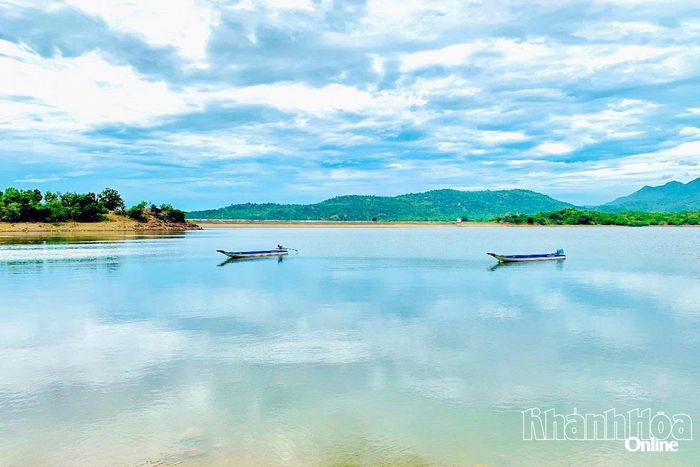 Vào những ngày lặng gió, mặt hồ Lanh Ra phẳng lặng như một tấm gương soi khổng lồ.