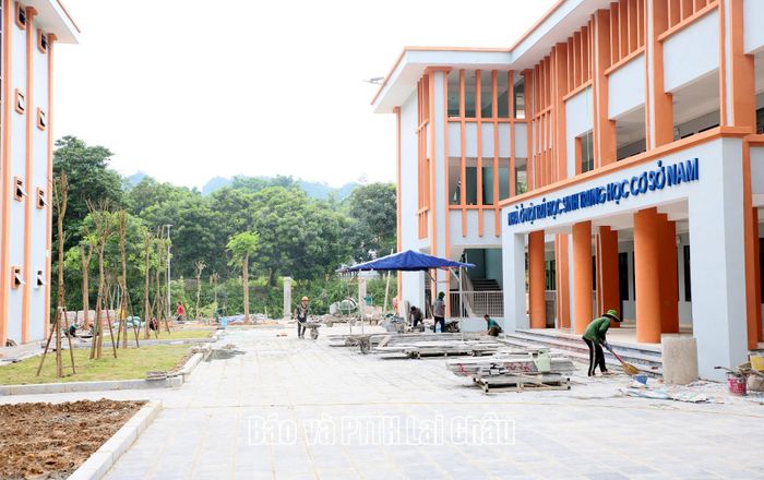 Các hạng mục, công trình xây dựng của dự án Trường Phổ thông nội trú liên cấp Tiểu học và THCS xã Phong Thổ đang được gấp rút hoàn thành. 
