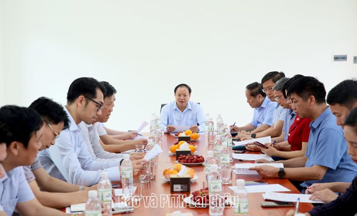 Bí thư Tỉnh ủy Lê Minh Ngân cùng Đoàn công tác của tỉnh nghe báo cáo tiến độ thực hiện xây dựng dự án Trường Phổ thông nội trú liên cấp Tiểu học và THCS xã Phong Thổ. 
