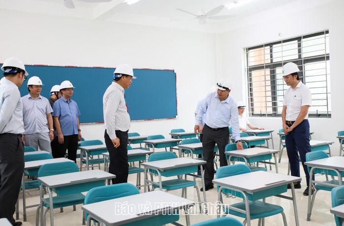 ... kiểm tra cơ sở vật chất, trang thiết bị lớp học. 