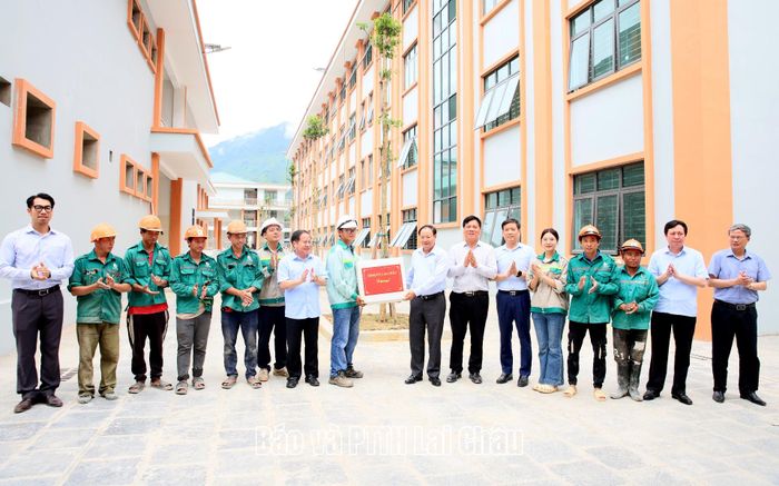 Bí thư Tỉnh ủy Lê Minh Ngân cùng Đoàn công tác của tỉnh tặng quà cho đội ngũ công nhân đang thi công dự án Trường Phổ thông nội trú liên cấp Tiểu học và THCS xã Phong Thổ. 