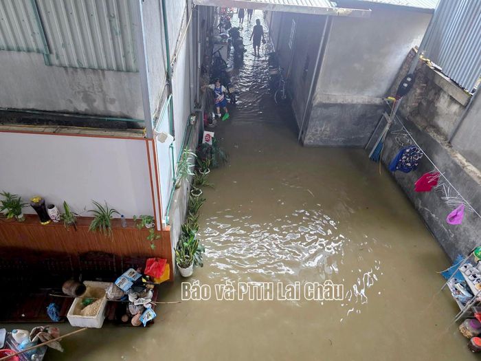 Mưa lớn gây ngập lụt nhà của một số hộ dân ở bản Cang Cai. 