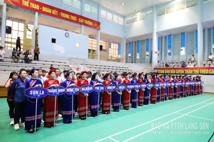 Các đoàn vận động viên dự giải