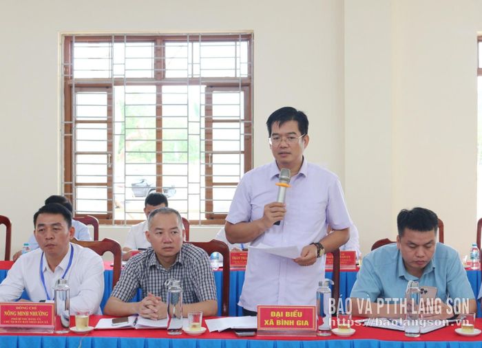 Lãnh đạo Đảng ủy xã Bình Gia báo cáo việc triển khai nhiệm vụ với Tổ công tác