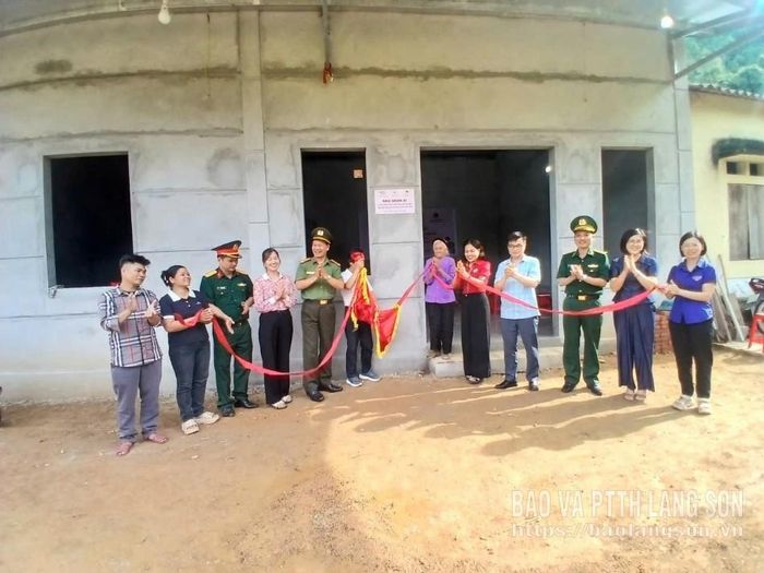 Các đại biểu kéo băng khánh thành "Nhà nhân ái" của gia đình bà Lục Thị Ngò, thôn Pò Chài, xã Hoàng Văn Thụ