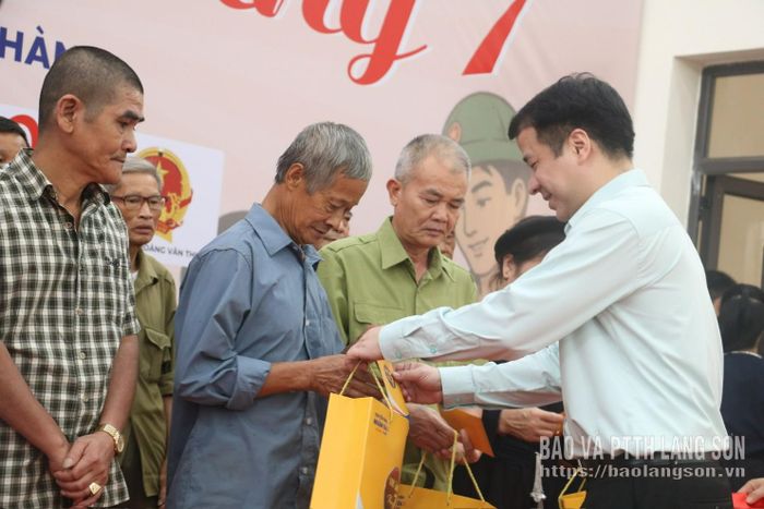 Đồng chí Ngô Văn Cương, Phó Bí thư chuyên trách Đảng ủy MTTQ và các đoàn thể Trung ương trao quà cho cán bộ lão thành cách mạng, cán bộ tiền khởi nghĩa và chiến sĩ cách mạng tiêu biểu