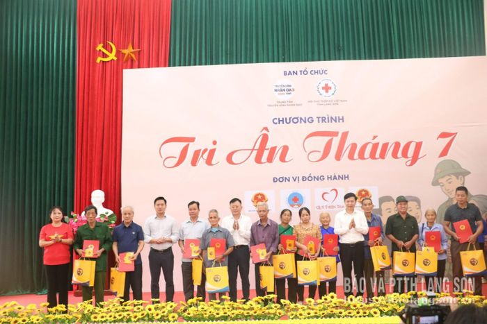 Các đại biểu trao quà cho cán bộ lão thành cách mạng, cán bộ tiền khởi nghĩa và chiến sĩ cách mạng tiêu biểu