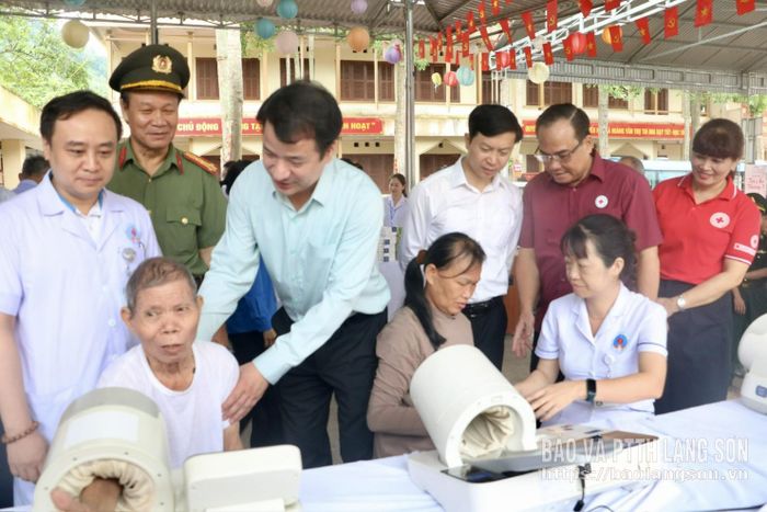 Người dân thăm, khám bệnh trong chương trình