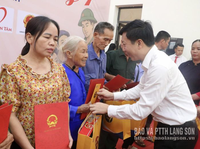 Đồng chí Nguyễn Hoàng Tùng, Ủy viên Ban Thường vụ Tỉnh ủy, Phó Chủ tịch Thường trực Ủy ban MTTQ Việt Nam tỉnh trao quà cho cán bộ lão thành cách mạng, cán bộ tiền khởi nghĩa và chiến sĩ cách mạng tiêu biểu