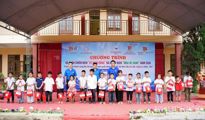 Đại diện các đơn vị trao tặng quà cho học sinh có hoàn cảnh khó khăn