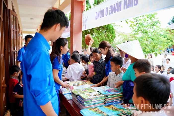 "Gian hàng 0" đồng với các mặt hàng thiết yếu được đông đảo học sinh và người dân hưởng ứng