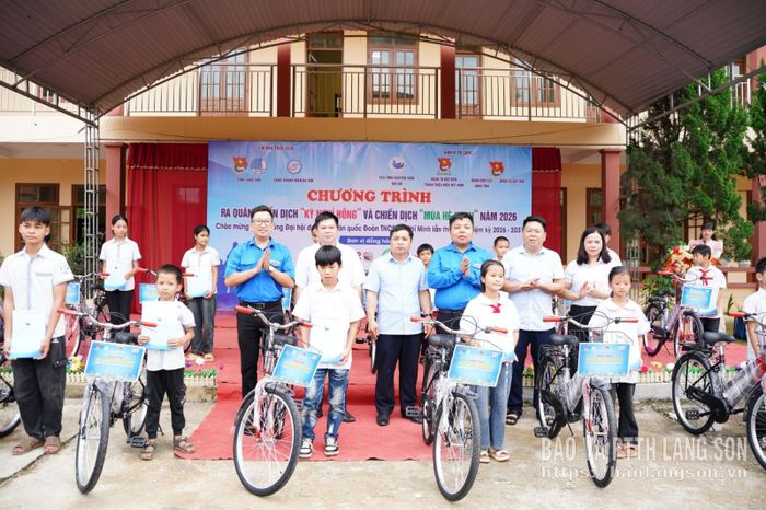 Đại diện các đơn vị trao tặng xe đạp cùng học bổng cho học sinh có hoàn cảnh khó khăn