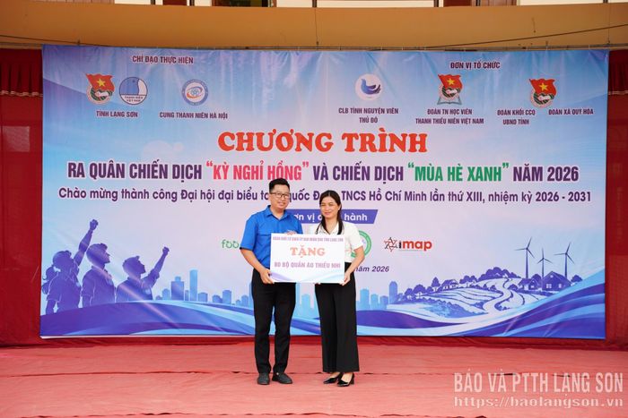 Đại diện các đơn vị trao tặng 80 bộ quần áo mới cho Trường Mầm non xã Quý Hòa