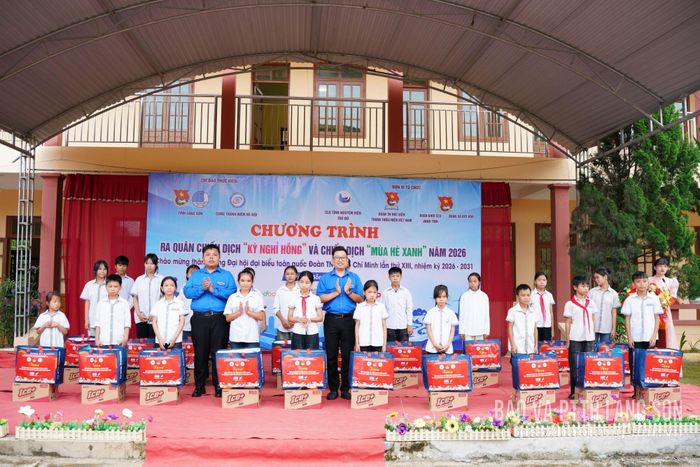 Đại diện các đơn vị trao tặng quà cho học sinh có hoàn cảnh khó khăn