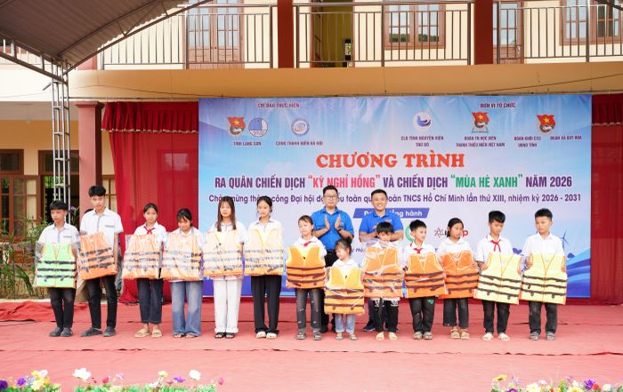 Đại diện các đơn vị trao tặng áo phao cho học sinh 