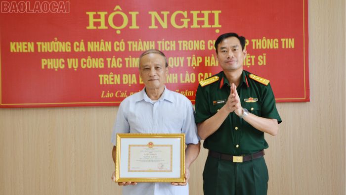 Thủ trưởng Bộ Chỉ huy Quân sự tỉnh trao giấy khen cho ông Hoàng Xuân Dục, xã Bát Xát.