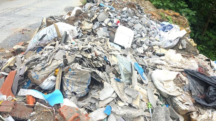 Phế thải xây dựng bị đổ ven suối Ngòi Đum, khu vực giáp ranh giữa phường Cam Đường và phường Lào Cai.