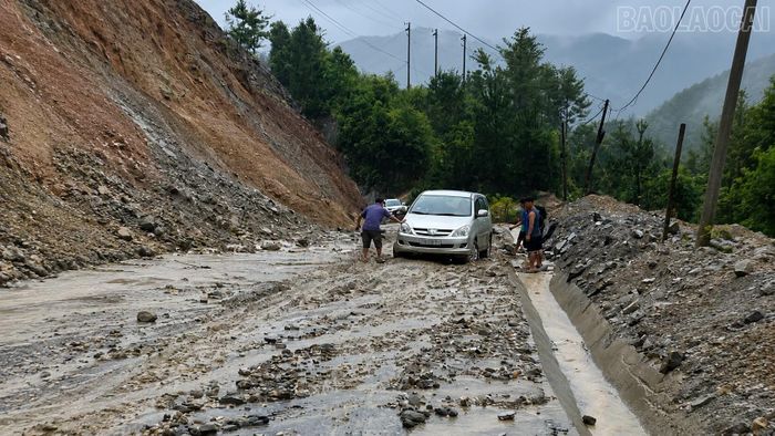 Km8 trên tuyến Tỉnh lộ 175B bị sạt lở, gây khó khăn cho các phương tiện lưu thông.