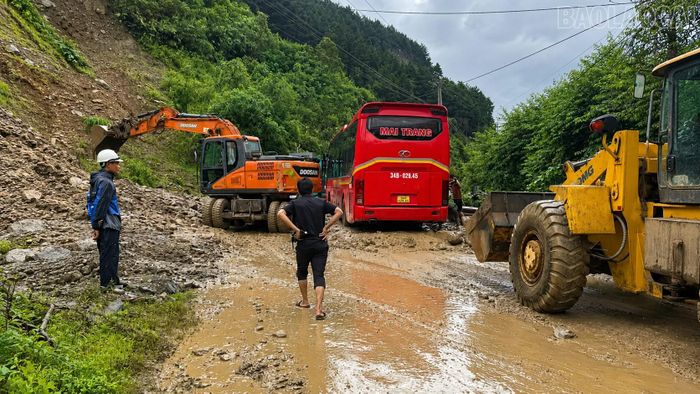 Điểm sạt lở gây tắc đường tại Km299.