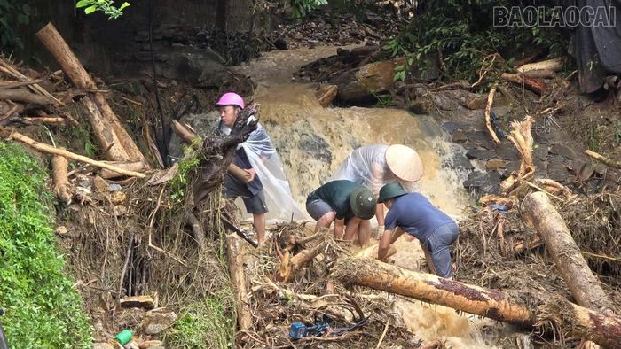Người dân tích cực khơi thông các điểm tắc cống.