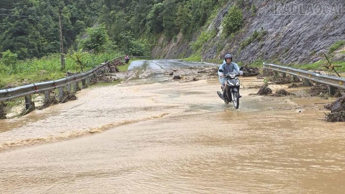 Km 308 + 450 bị tắc cống gây ngập úng mặt đường.