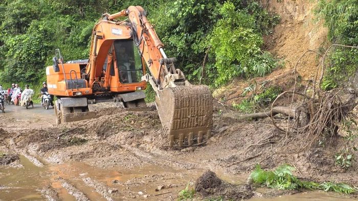 Công ty Cổ phần Xây dựng đường bộ I huy động máy xúc giải tỏa đất đá, thông tuyến.