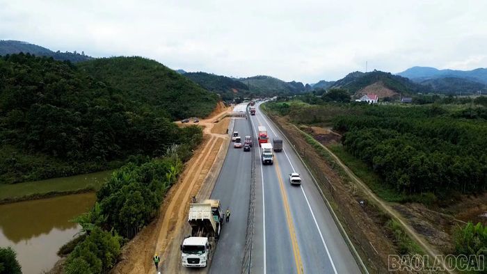 Với nhiều lợi thế, tiềm năng sẵn có, tỉnh Lào Cai giữ vai trò là cầu nối giữa chính quyền với doanh nghiệp, nhà đầu tư nước ngoài.