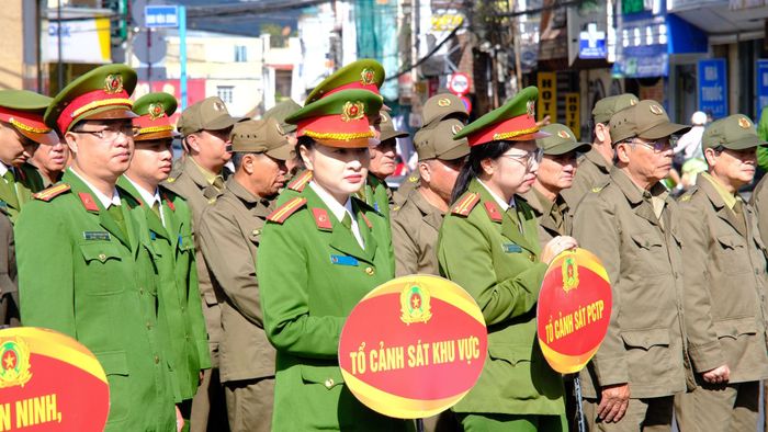 Công an phường Xuân Hương - Đà Lạt và lực lượng bảo đảm an ninh trật tự cơ sở tham gia lễ ra quân hưởng ứng Tháng hành động phòng, chống ma túy năm 2026. Ảnh Lê Tiến