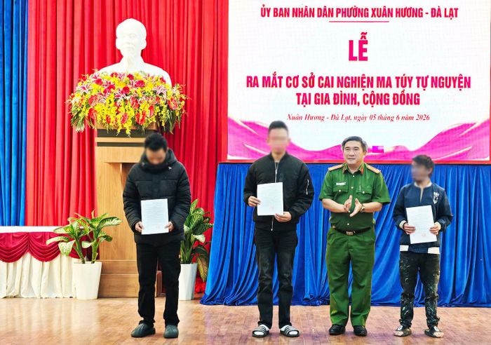 Lãnh đạo Công an phường Xuân Hương - Đà Lạt trao quyết định cho các công dân tự nguyện cai nghiện. Ảnh Lê Tiến