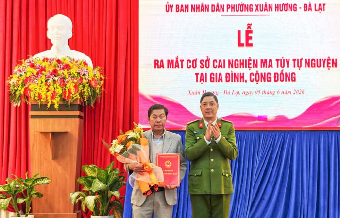 Trao Quyết định Cơ sở cung cấp dịch vụ cai nghiện ma túy tự nguyện tại gia đình và cộng đồng đặt tại Trạm Y tế phường Xuân Hương. Đà Lạt. Ảnh Lê Tiến