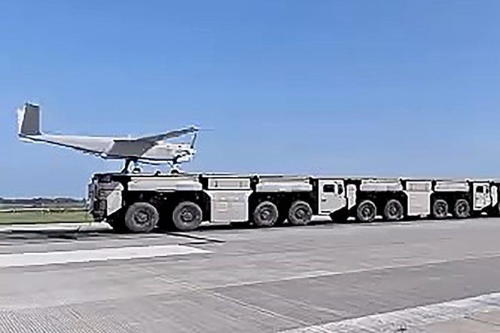 Một UAV được phóng từ hệ thống máy phóng điện từ sử dụng các xe tải nối liền nhau để tạo thành một bệ phóng liên tục. Ảnh: BIT/WeChat.