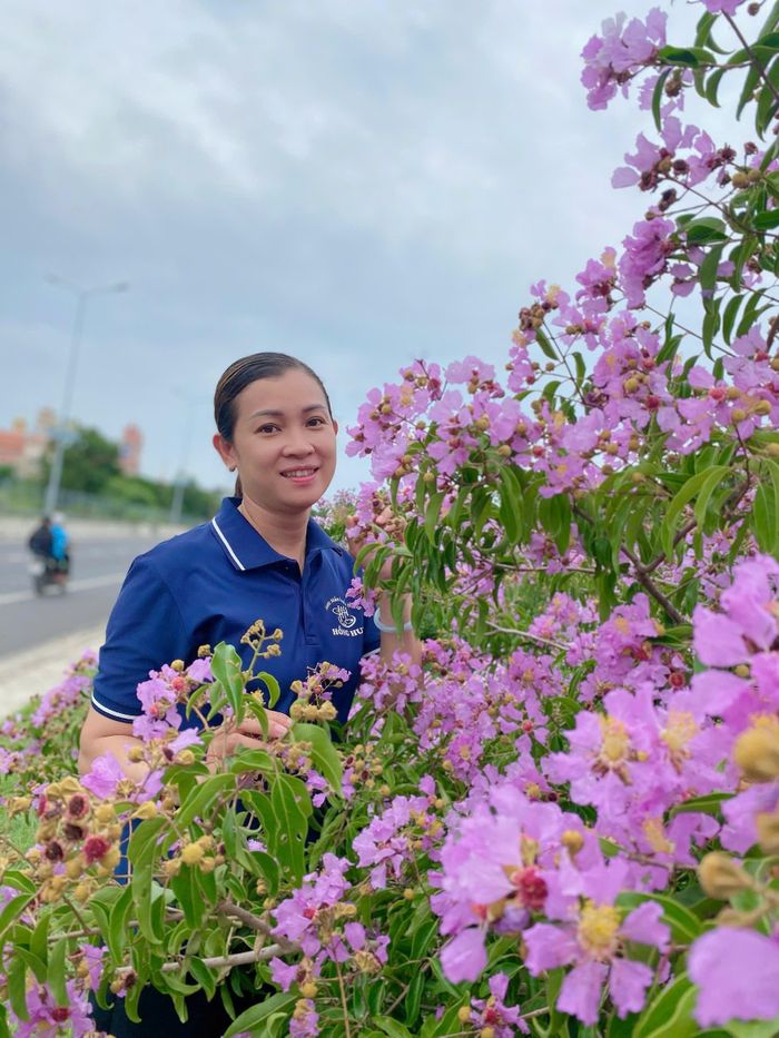 Vẻ đẹp bình dị của mùa hoa bằng lăng khiến bất cứ ai đi ngang qua cũng muốn dừng chân lưu giữ khoảnh khắc.