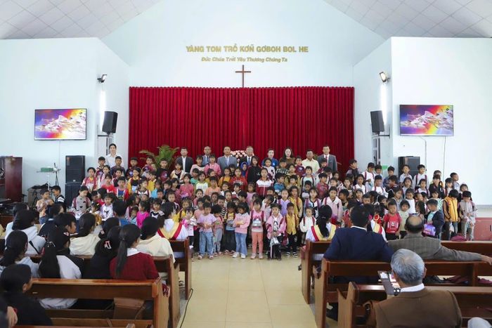 Giáo hội Cơ đốc Phục Lâm tổ chức ngày Quốc tế Thiếu nhi 1/6 cho trẻ em trong thôn