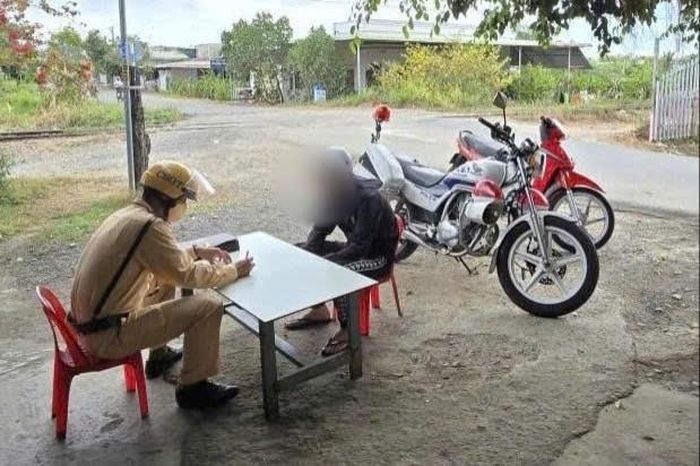 Lực lượng cảnh sát giao thông xử lý các trường hợp vi phạm trật tự an toàn giao thông đường sắt