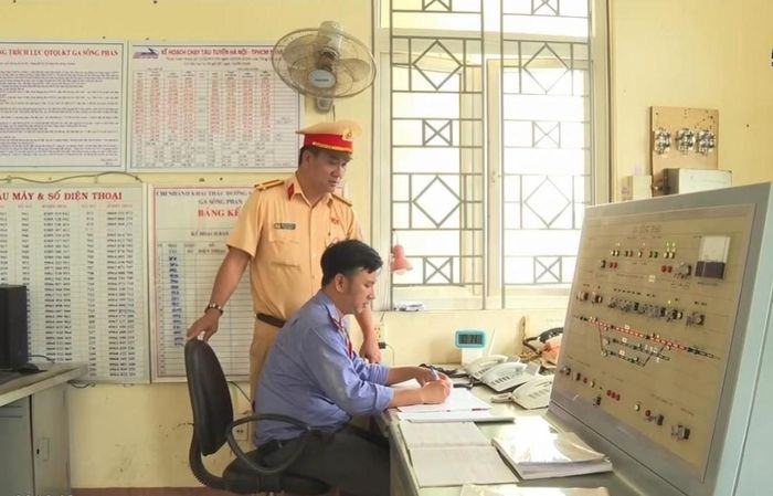 Cán bộ Trạm Cảnh sát giao thông Hàm Tân kiểm tra tại ga Sông Phan